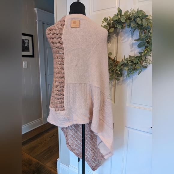 Honeybea Poncho - Picture 7 of 10